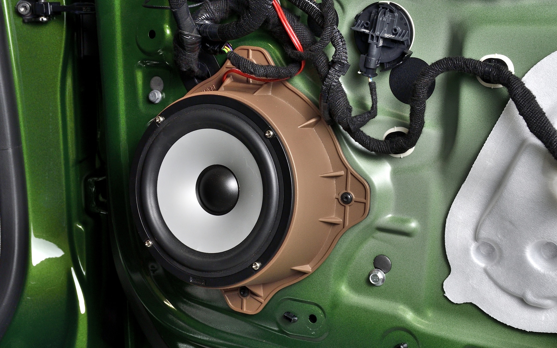 音質の決め手となるスピーカーユニットには、コンポーネント・カースピーカー「Reference AM（リファレンス エーエム）」シリーズの16.5cmウーファー「L-165R」を採用