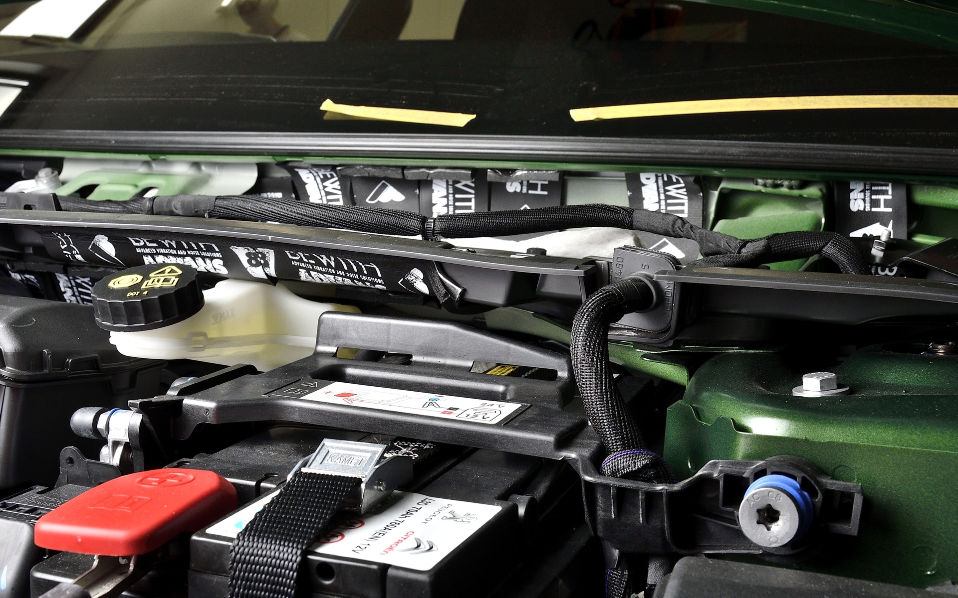 調音施工は主に4輪のホイールハウスやライニングの裏側とバルクヘッドまわりに施工する。車種によってはラゲッジスペースへの施工も推奨している。必ず実車に施工して効果を確認できた車種について商品化している