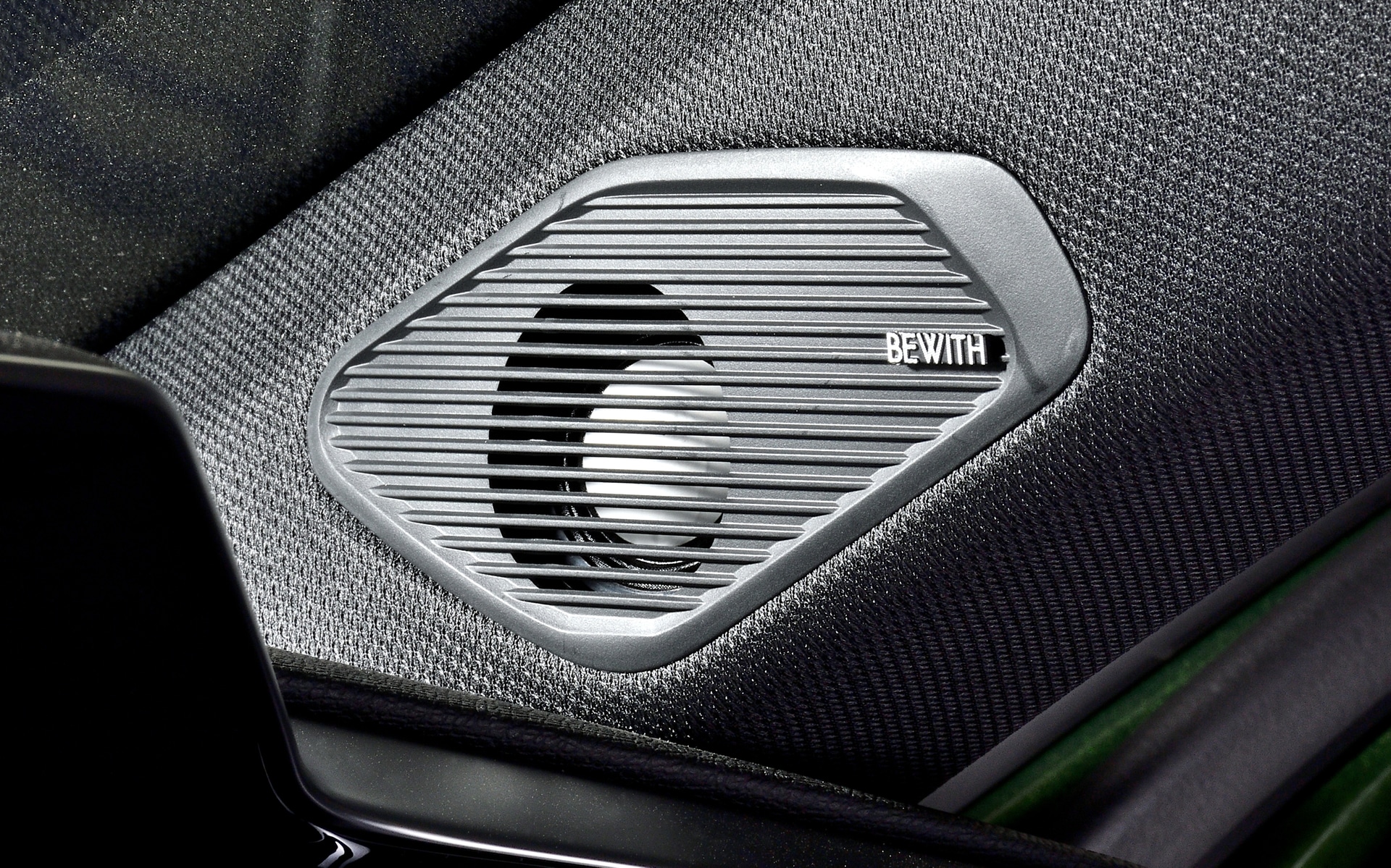 2.5cmのドームトゥイーター「L-25R」を採用。純正交換タイプなので見た目に派手さはないが、サウンドの奥深さは大きく飛躍する