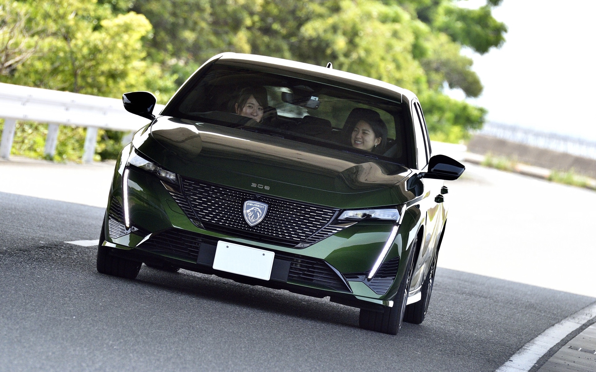 走行中の騒音が減ると自然と車内の会話もはずみ、女子トークも止まらない