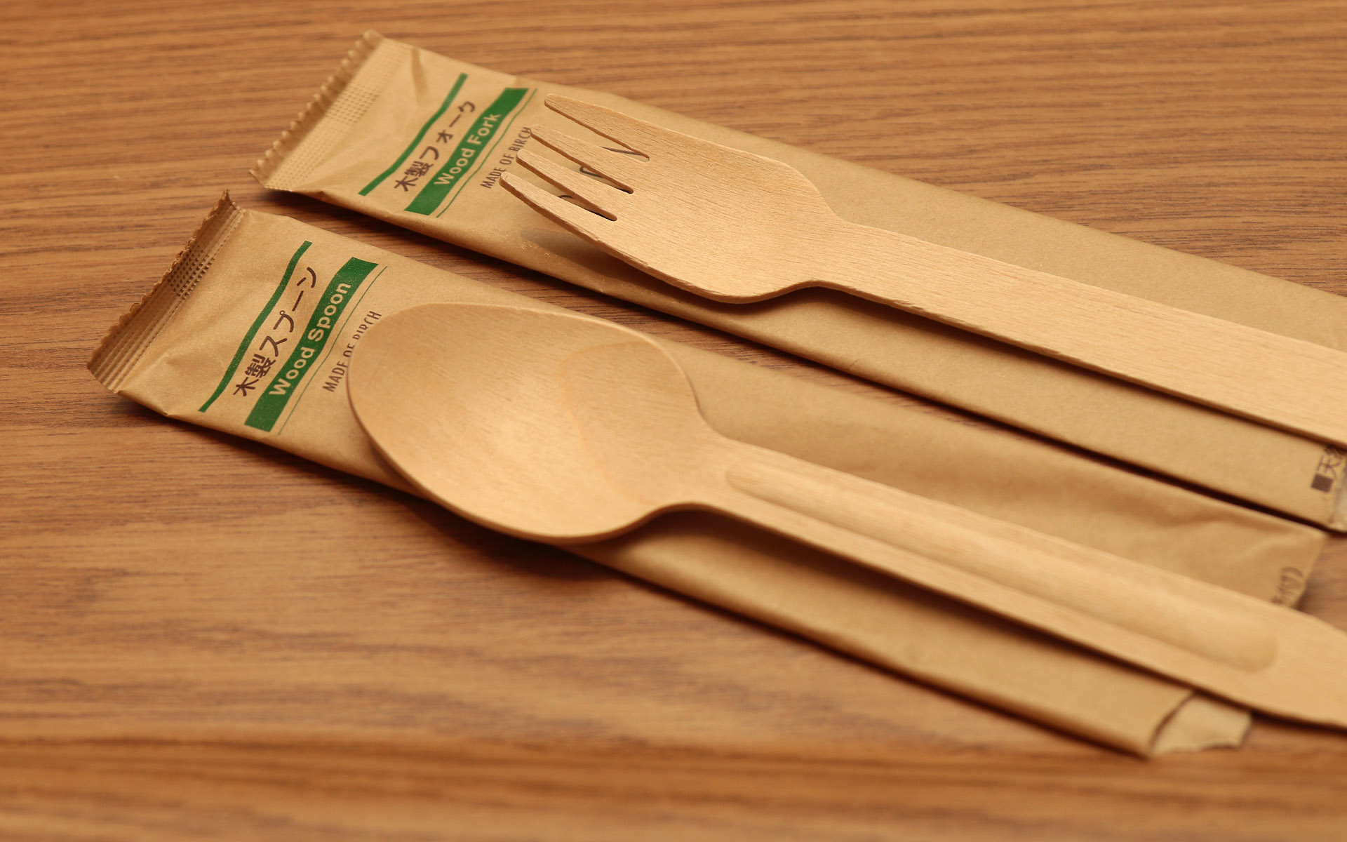 スプーン、フォークは木製、使い終わったら紙袋に捨てる