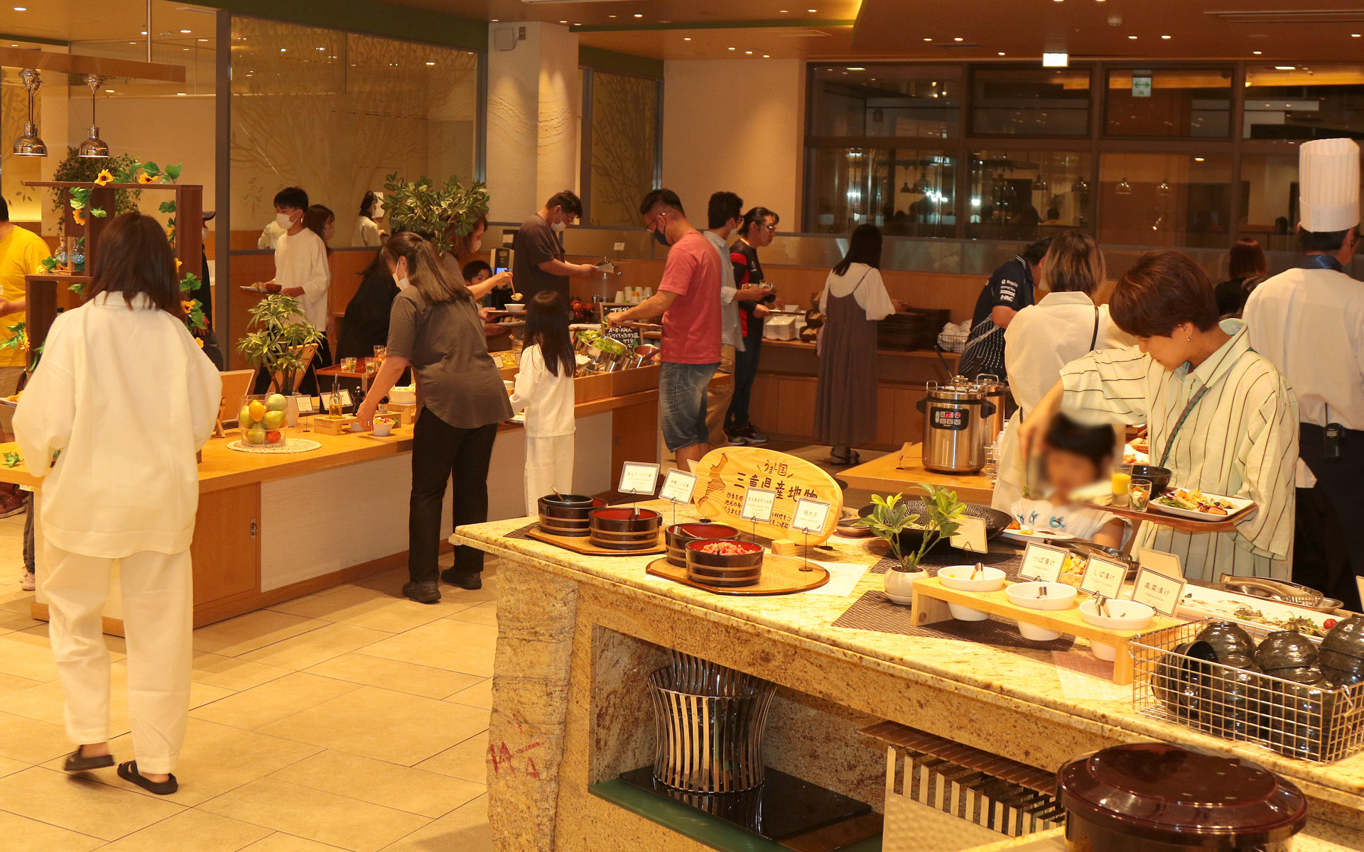 店内はビュッフェ形式、ホテル宿泊者は備え付けの部屋着でも食事が可能だ