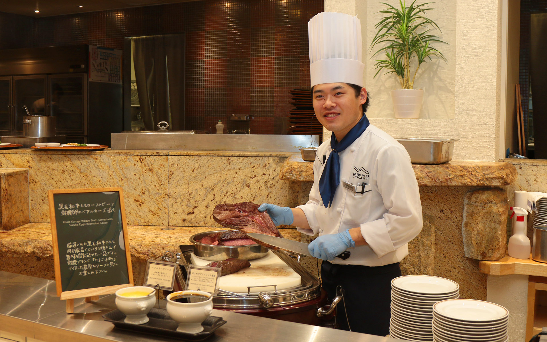 黒毛和牛ももローストビーフはその場で切り分けてもらえる