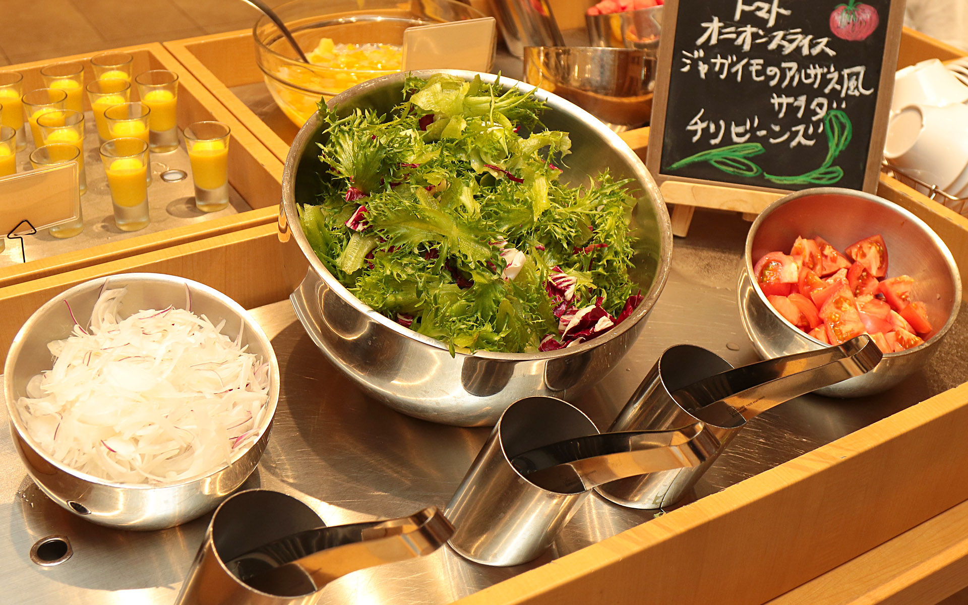 右からトレビストマト、レタス、オニオンスライス