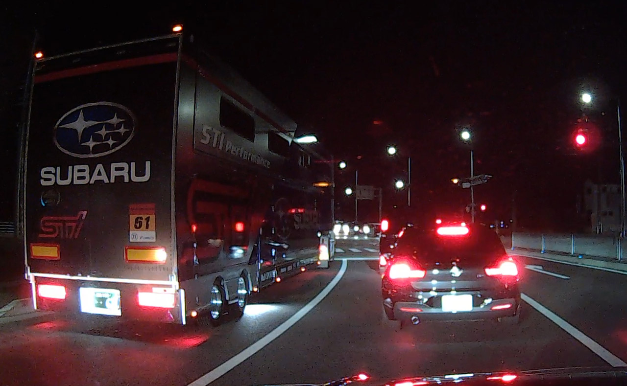 鈴鹿インターに向かう途中、スバルR&D SPORTとKONDO RACINGのトランスポーターと遭遇