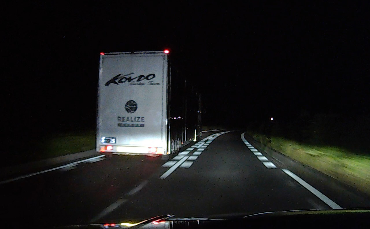 鈴鹿インターに向かう途中、スバルR&D SPORTとKONDO RACINGのトランスポーターと遭遇