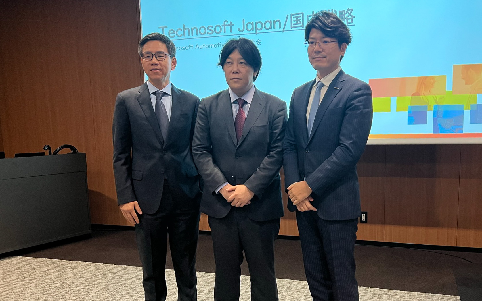 左から、Technosoft Automotive CEO フレディ・タン氏、Technosoft Japan株式会社 President吉島良平氏、日本マイクロソフト株式会社 執行役員 常務 モビリティサービス事業本部長 竹内洋二氏