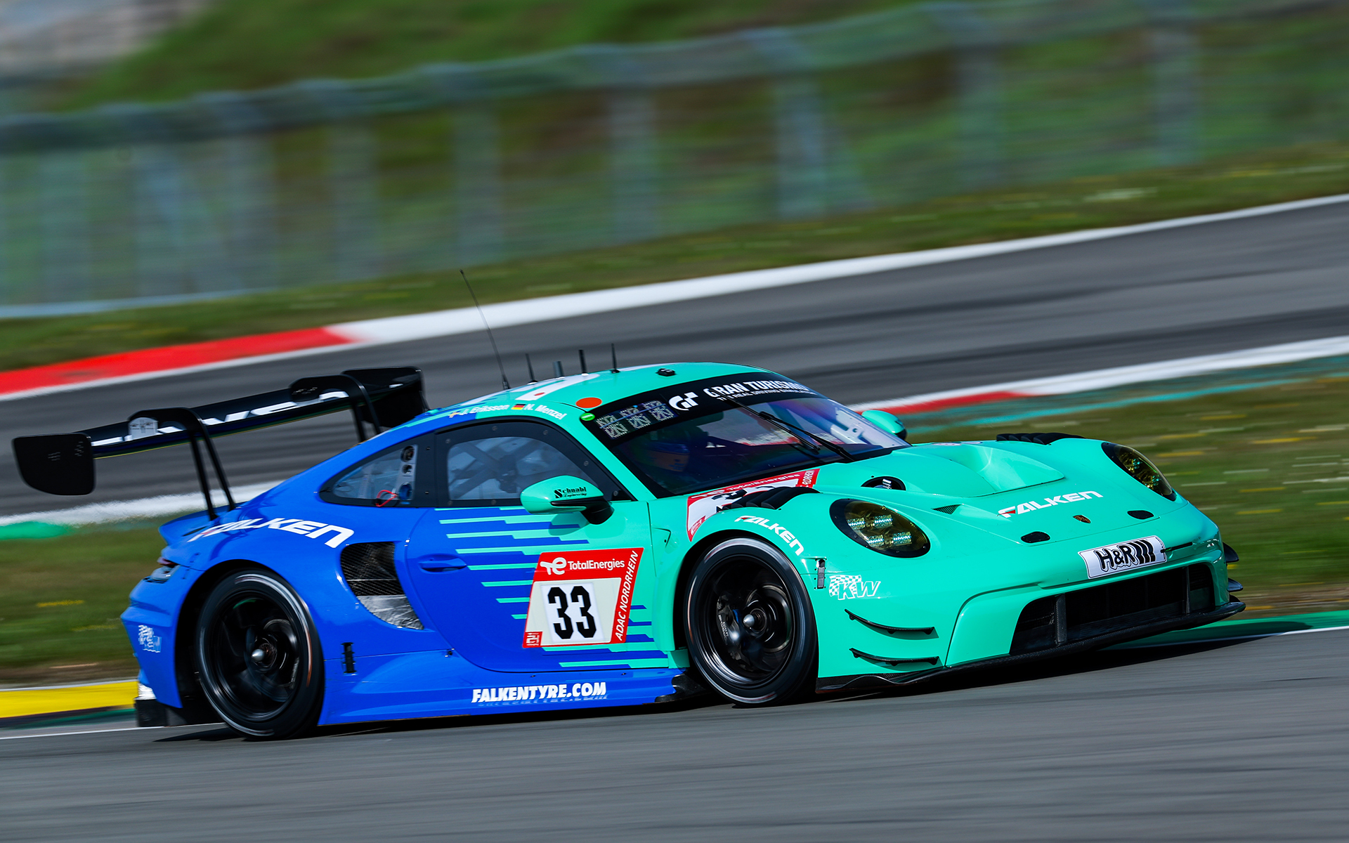 ニュルブルクリンク24時間レースに参戦した「Porsche 911 GT3R」（写真：住友ゴム工業）