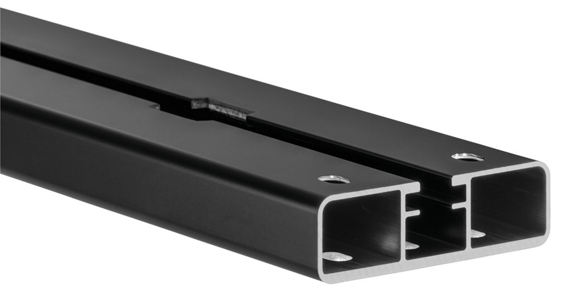 フロアパネルの下側に厚みを持たせることで剛性を高めた