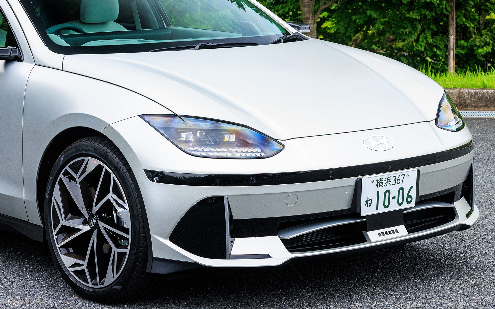 ハッチバックモデルのアイオニック 5とは全く異なるフロントデザイン