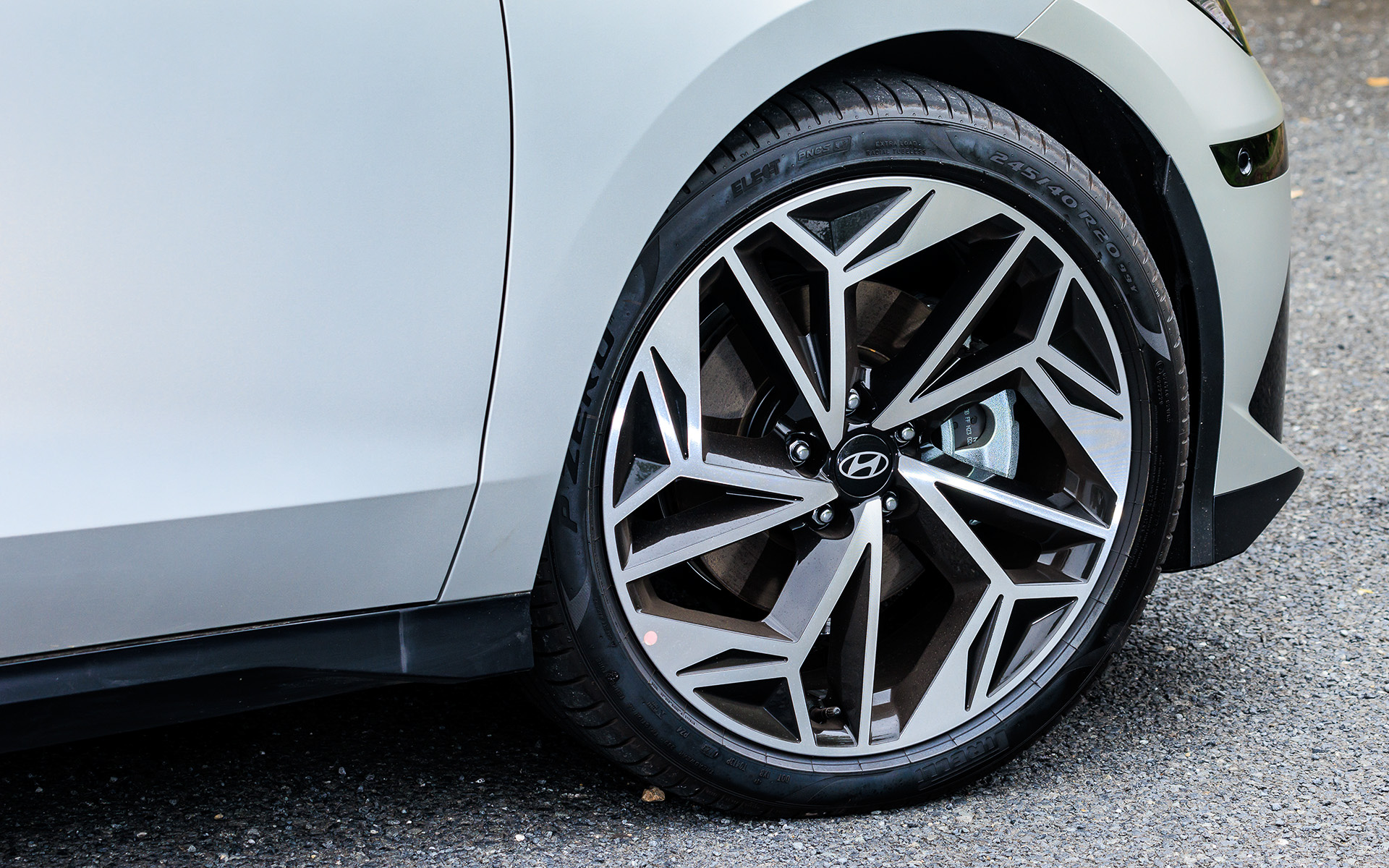 タイヤはピレリ「P ZERO」でサイズは245/40R20