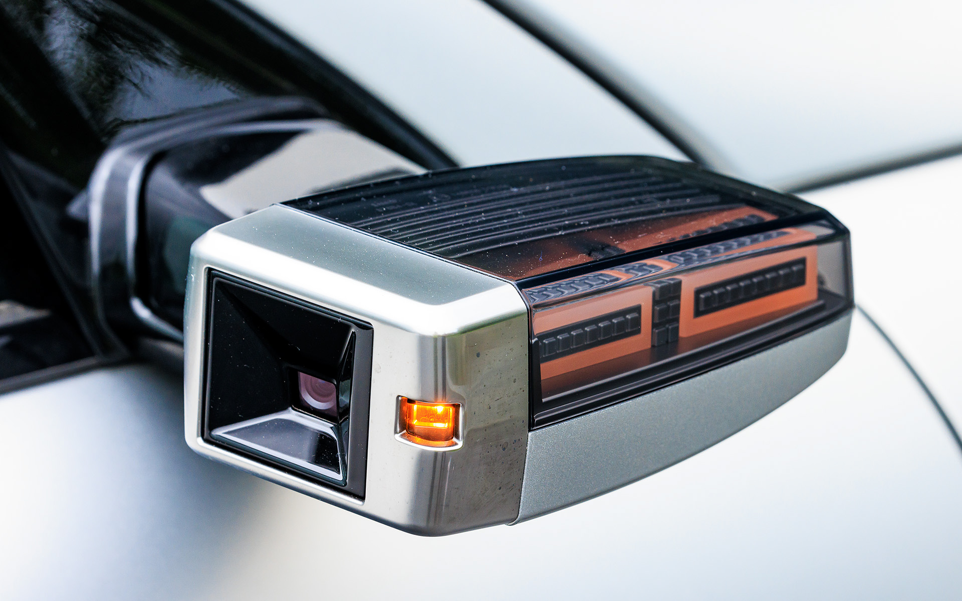 ミラーやシャークフィンアンテナはスケルトン仕様