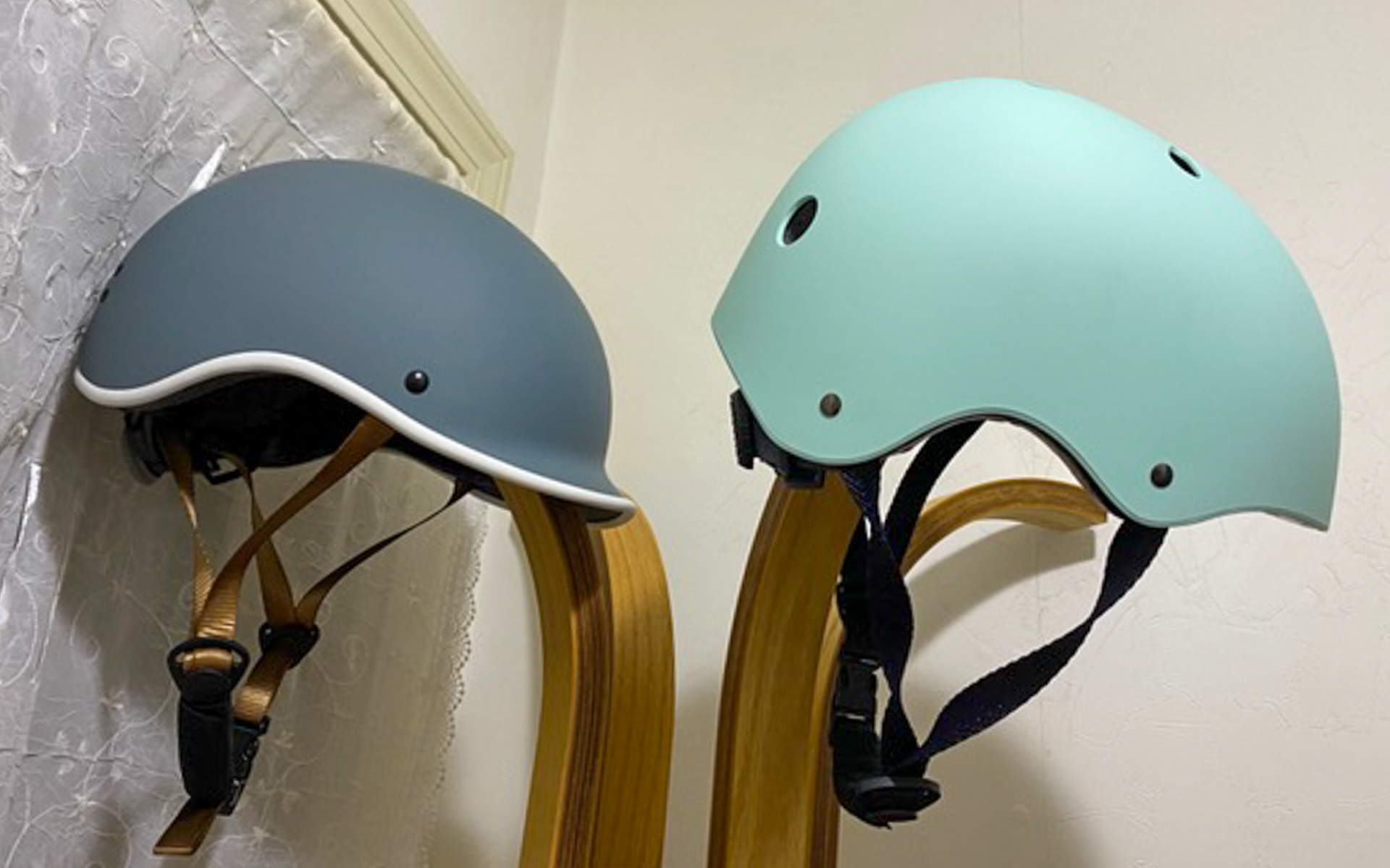 現時点では、自転車用ヘルメットが着用義務となっても、とくに安全基準に適合したものでなければならない、という規定はないのですが、やはりそこはクリアしたものを着用したいですよね。日本の一般財団法人製品安全協会によるSGマーク、日本自転車競技連盟によるJCF公認および承認、EU加盟国による安全基準を満たすCE（自転車用はCE-EN1078）、アメリカ合衆国消費者製品安全委員会が定めるCPSCをクリアしているものの中から選びました。ただ、右の娘用に買ったヘルメットは、購入時には自転車用という表記があったのに、届いてみたらスケートボード用となっていてビックリ。残念ながら買い直しです