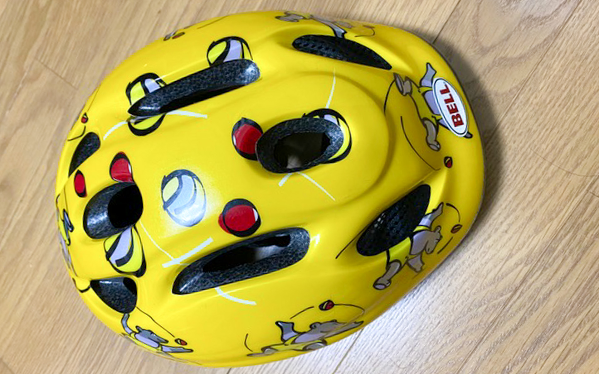 これは娘が3歳から5歳まで着用していた自転車用ヘルメット。私が昔、レース用にBellのヘルメットを愛用していたことがあり、これを見つけた時に嬉しくなって即買いしたものです。欧州の安全基準をクリアしており、軽くて丈夫で、黄色のカラーが遠くからでも目立つことと、夜間にクルマのライトに反射するリフレクター塗装も入っているという、理想的なヘルメットでした