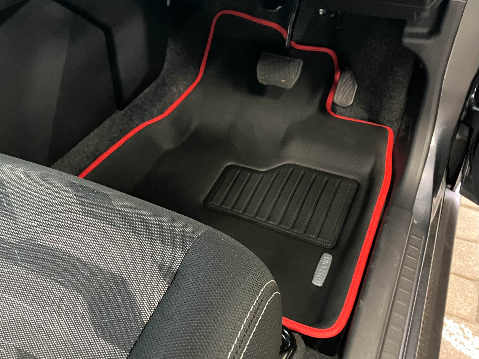 タフト用立体スポーツマットの運転席側装着イメージ