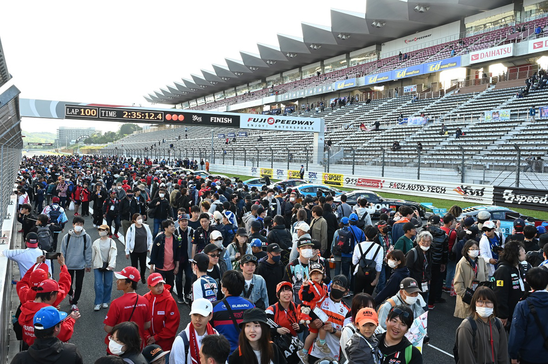 「コースウォーク」では、決勝直後のレーシングコースに入場でき、暫定表彰式の模様やレース直後のレーシングカーを間近に見られたり、フラッグを振ったり、消化車の放水体験やコースオフィシャルとの記念撮影など、熱戦の余韻を満喫できる