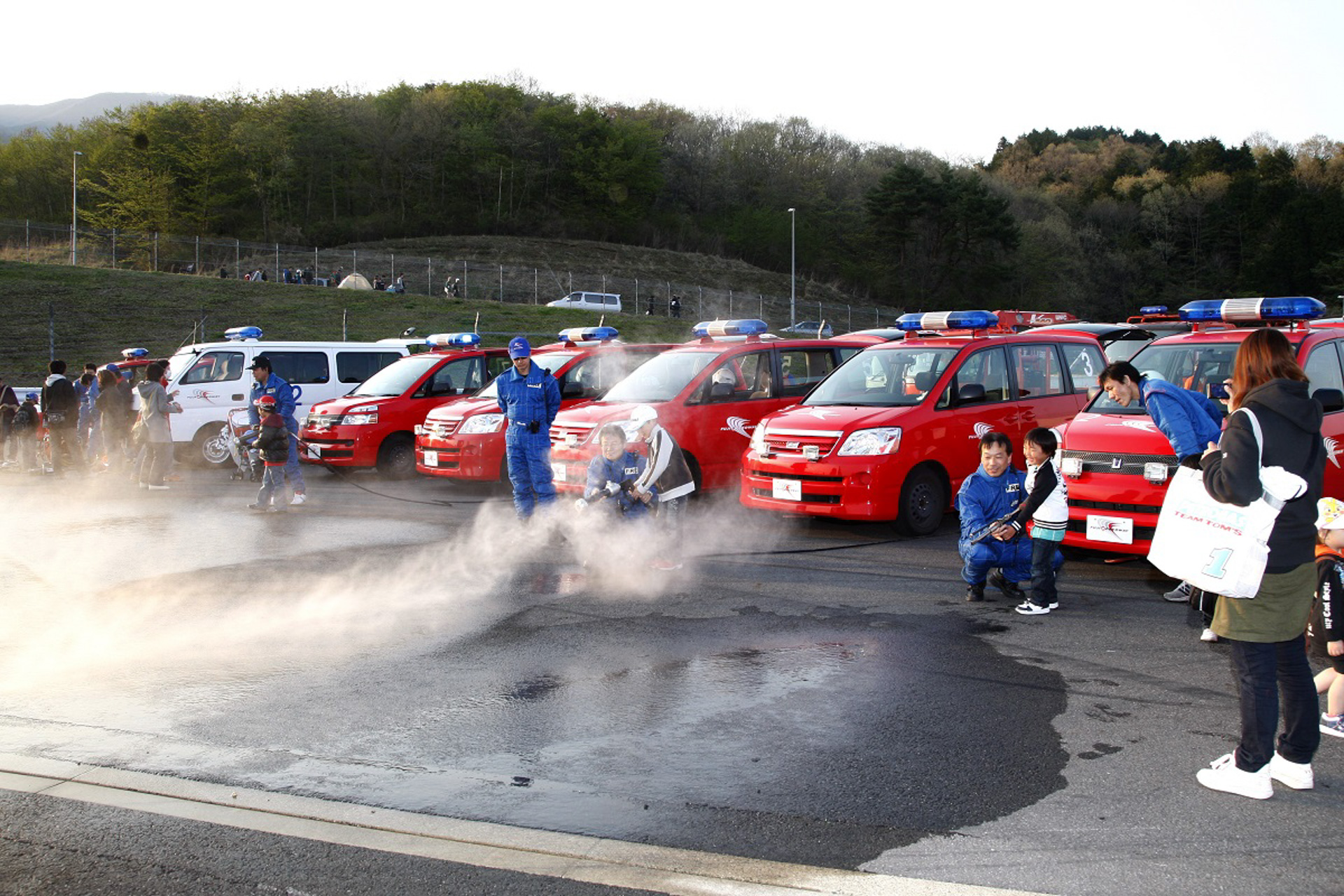 「コースウォーク」では、決勝直後のレーシングコースに入場でき、暫定表彰式の模様やレース直後のレーシングカーを間近に見られたり、フラッグを振ったり、消化車の放水体験やコースオフィシャルとの記念撮影など、熱戦の余韻を満喫できる