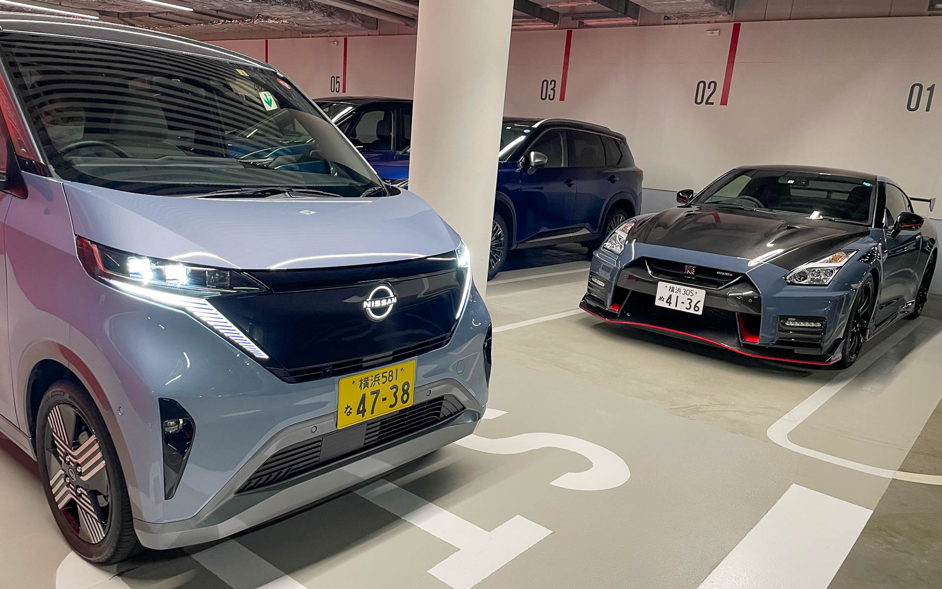 BEVのサクラと伝統のGT-R。内燃機の粋を集めたスポーツカーGT-Rと最新のBEV、サクラは対照的