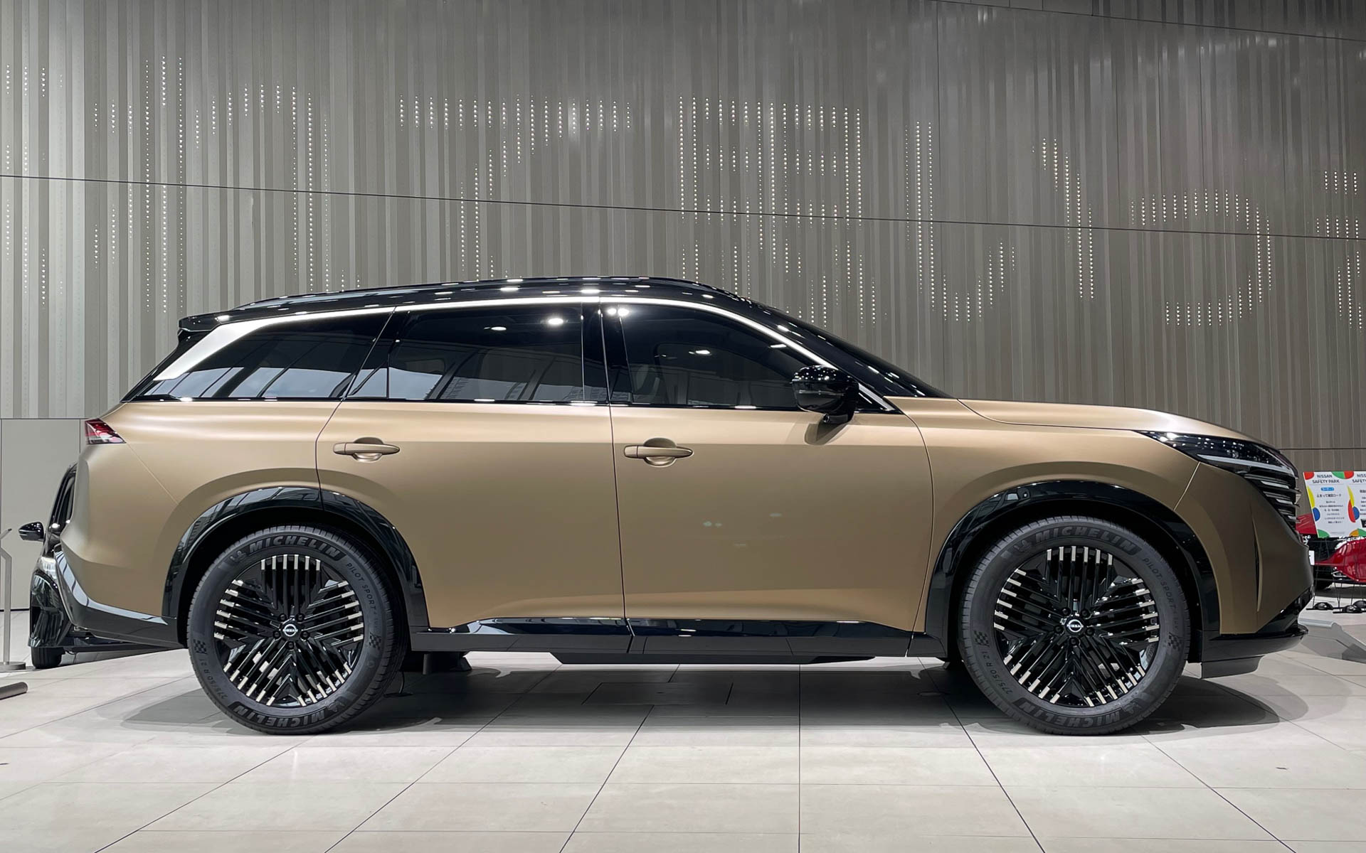 パスファインダーの側面。長さが分かります