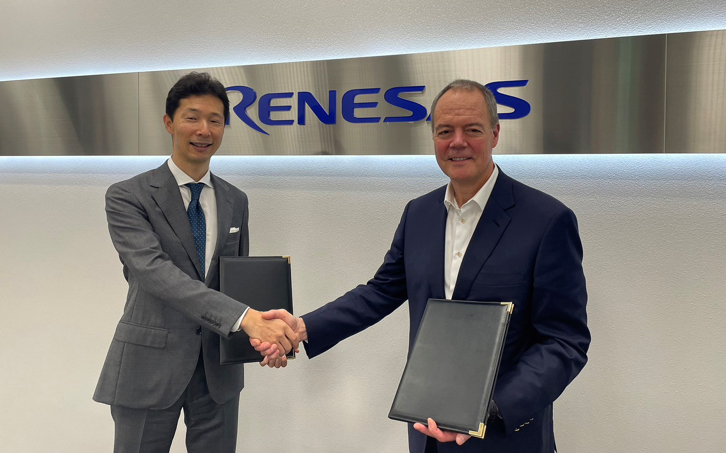 ルネサス エレクトロニクス株式会社 代表取締役社長兼CEO 柴田英利氏（左）とWolfspeed President and CEO Gregg Lowe氏（右）