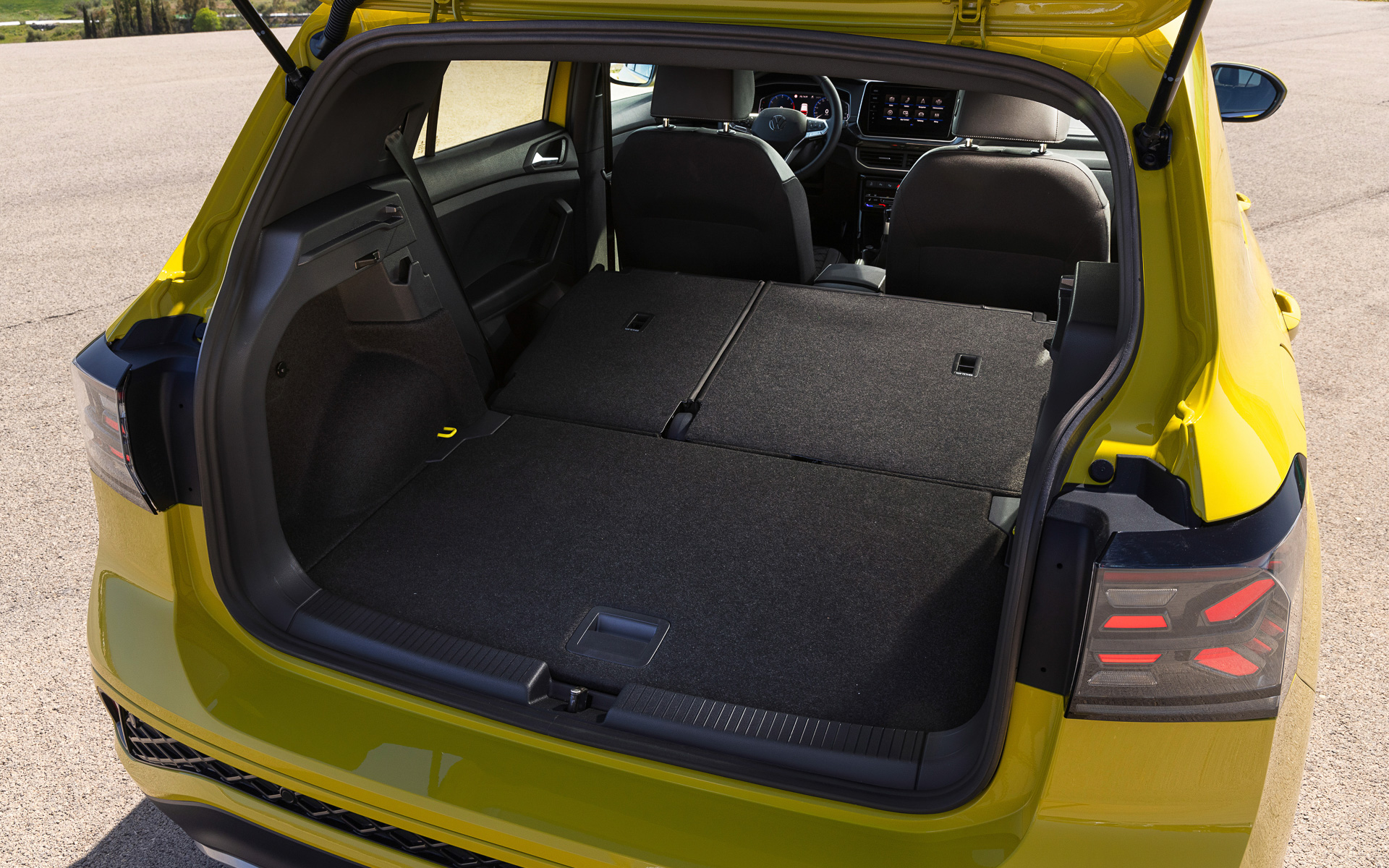 後席を倒すと最大1281Lの積載容量となる