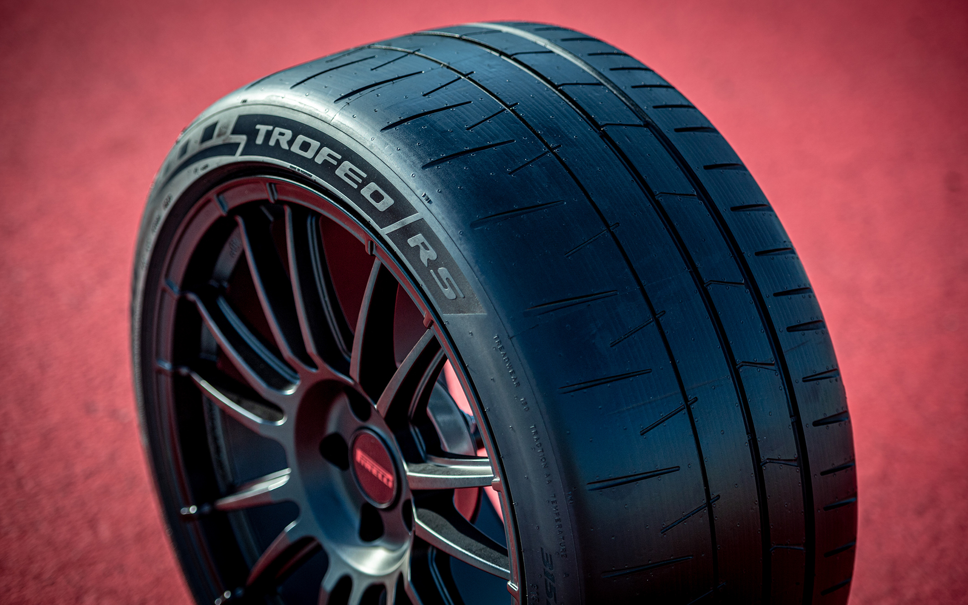 セミスリックタイヤの最新バージョン「P Zero Trofeo RS」