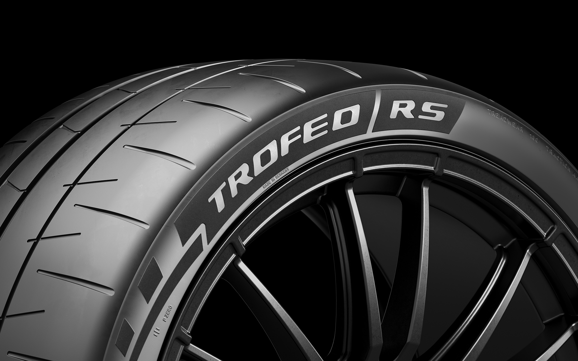 主に純正装着用として設計されたP Zero Trofeo RSだが、将来的にはアフターマーケット用も幅広く用意する予定