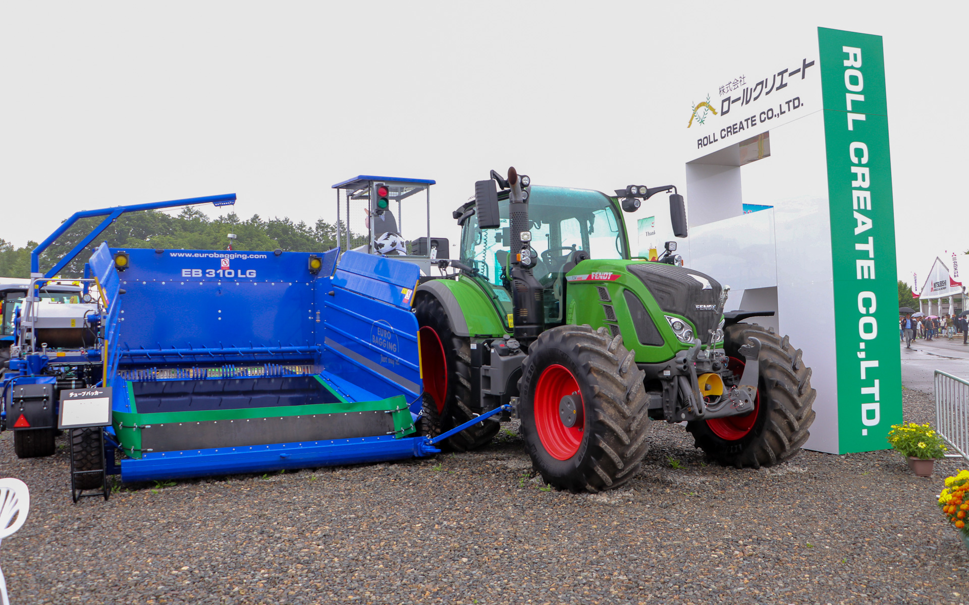 トラクターのサイドに装着する農機具もある