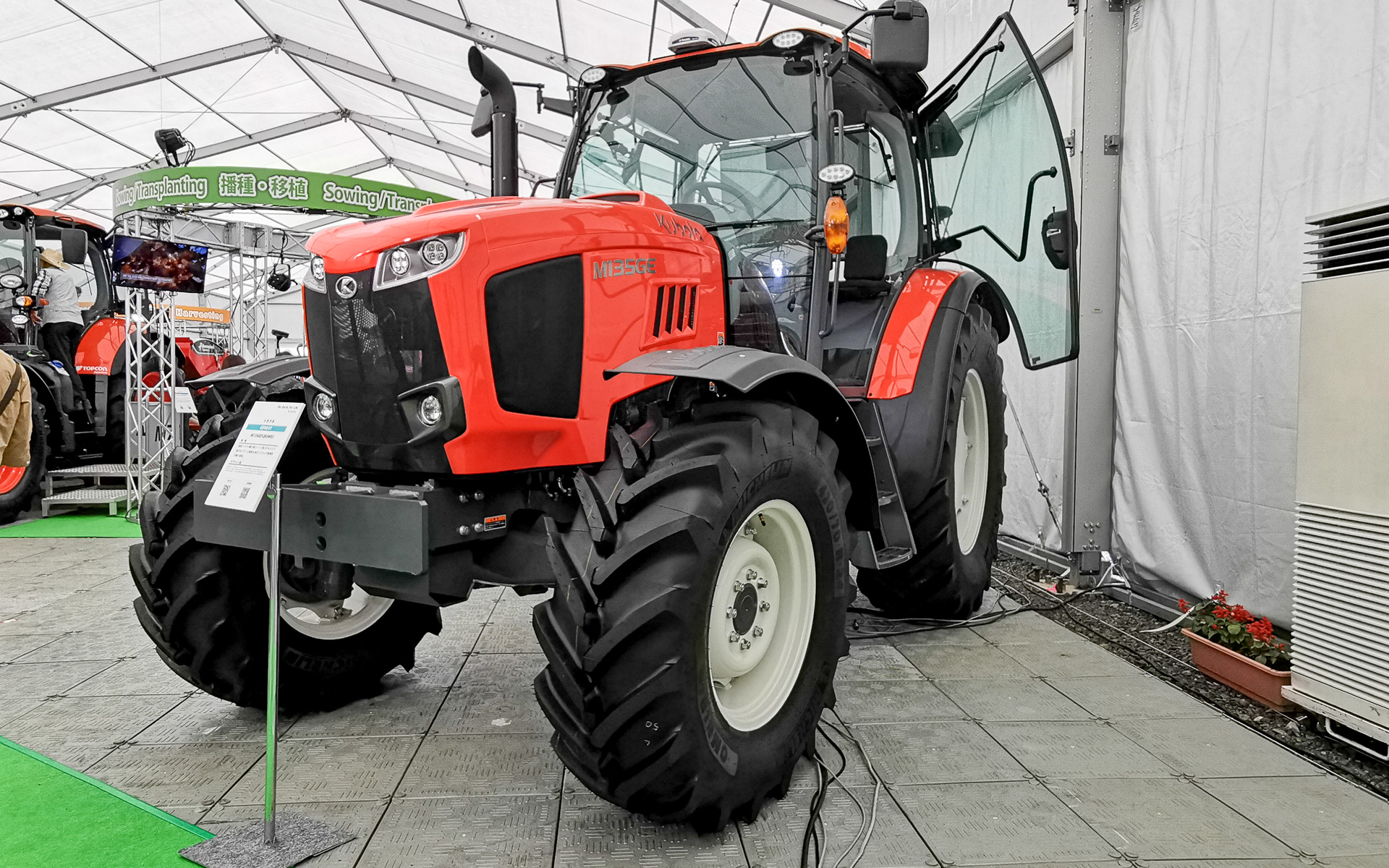 トラクター用タイヤには、乗用車とはまったく異なる技術が採用されている