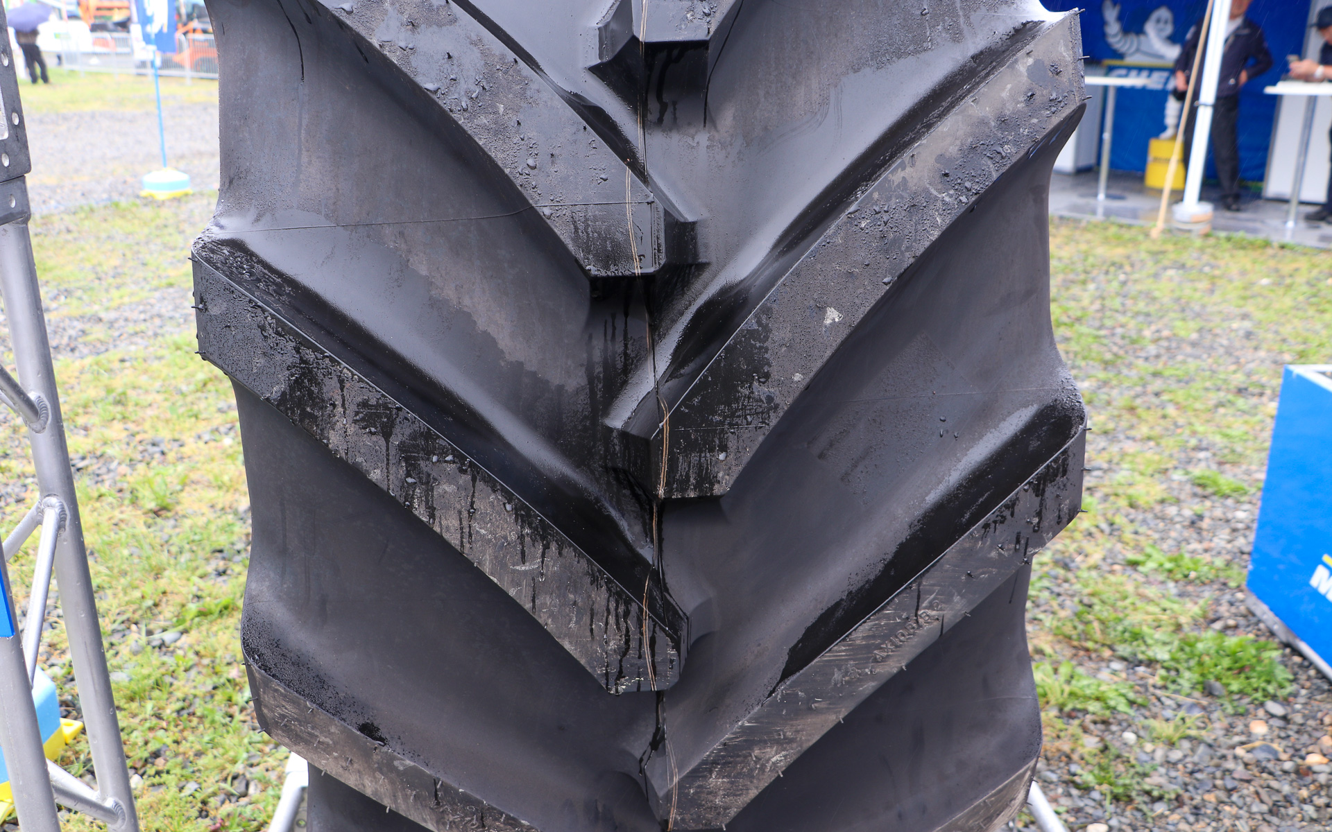 トラクター用タイヤは農地での使用がメインなので、土をかき分ける（せん断性能）ために「ハの字型」となっている。ミシュランではハの字のブロックの立ち上がりを滑らかにすることで、ブロック飛びなどを抑制しているという