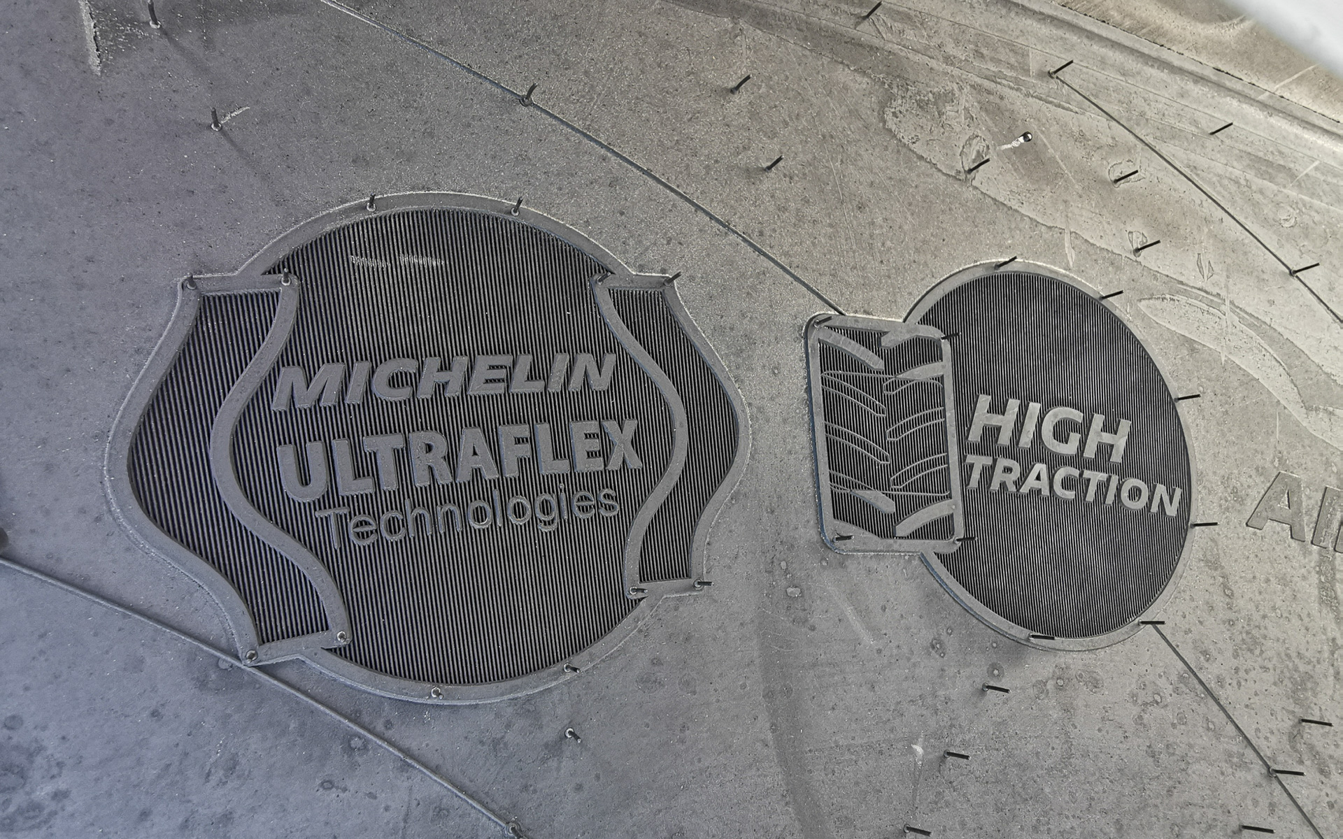 ウルトラフレックステクノロジーを採用しているタイヤに入るロゴ。また、サイドウォールにあるタイヤサイズの前に「ベリーフリクション（高耐久）」を意味する「VF」の文字が入る