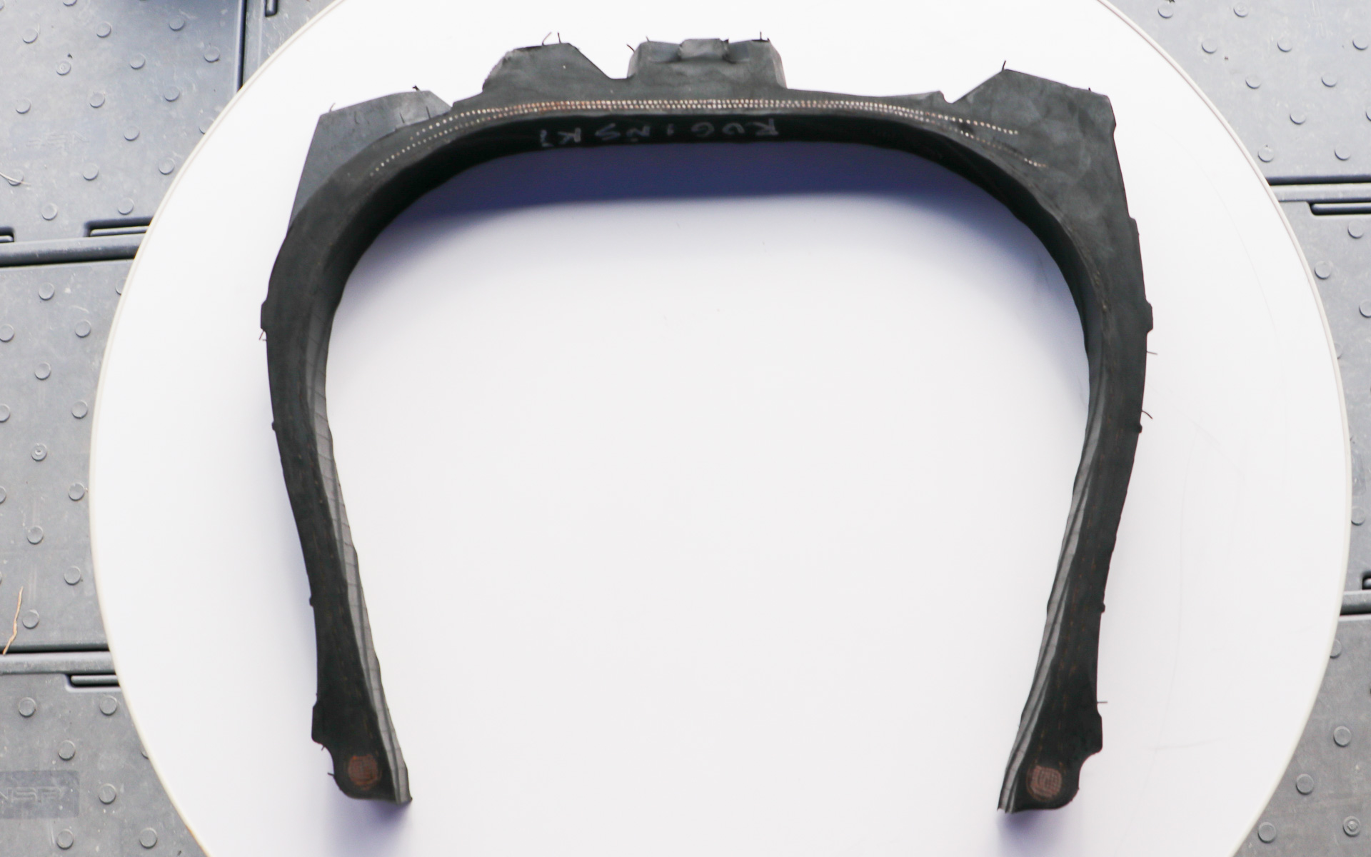 ロードビブのカットモデル。基本的な構造は通常のラジアルタイヤと同じ