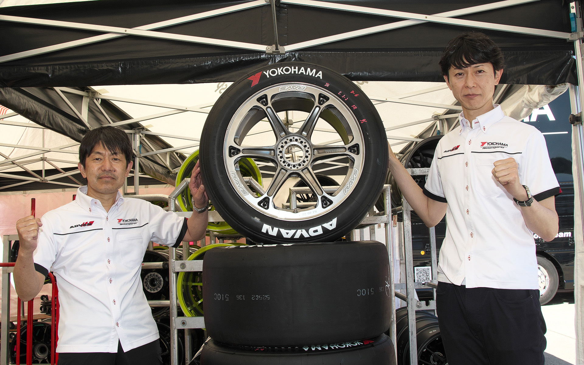 横浜ゴム株式会社 理事 タイヤ製品開発本部 MST開発部 部長 清水倫生氏（左）、同 MST開発部 技術開発1グループ グループリーダー 白石貴之氏（右）