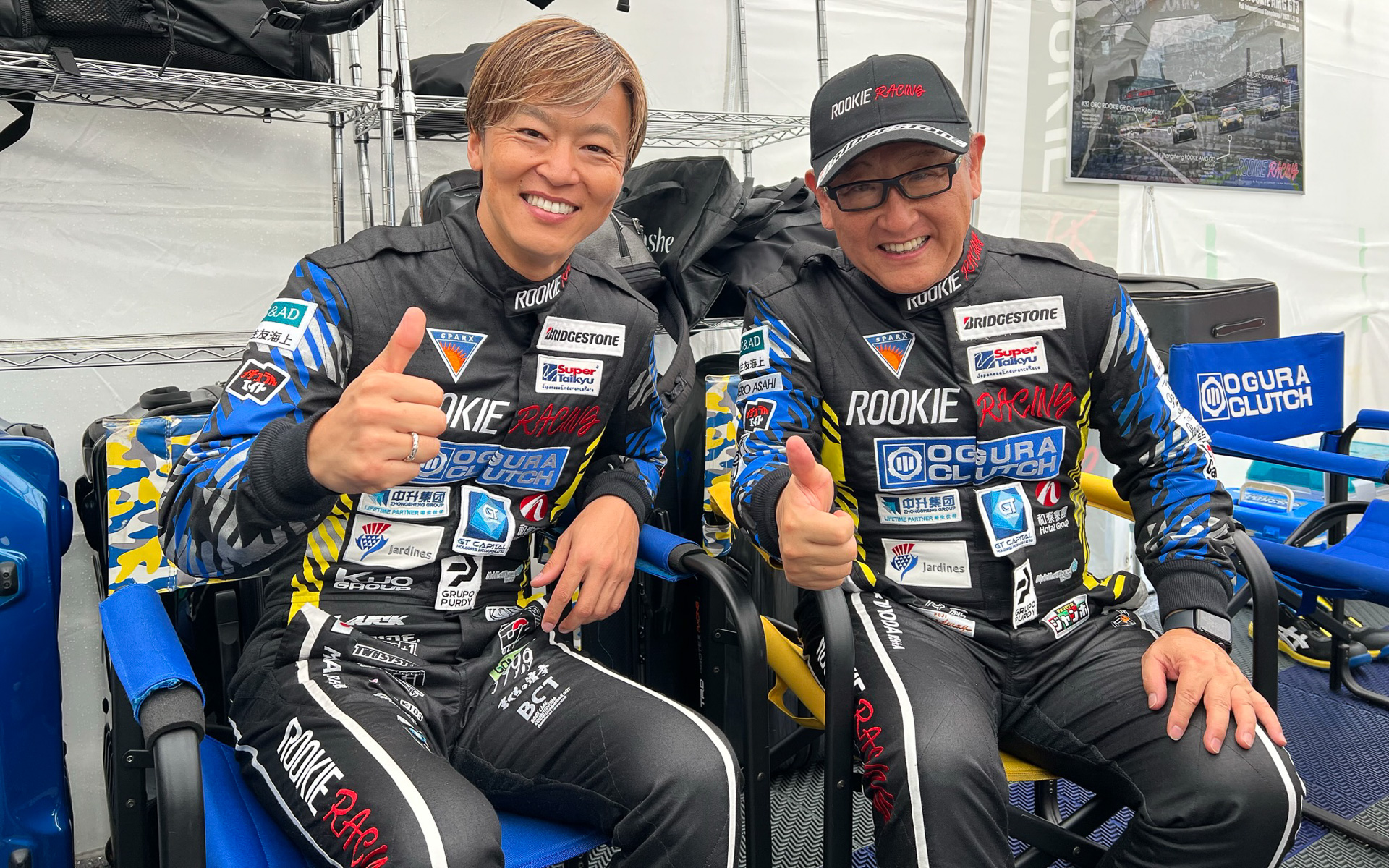 スーパー耐久に参戦する32号車 ORC ROOKIE GR Yarisのモリゾウ選手と佐々木雅弘選手。モリゾウ選手こと豊田章男会長はジェントルマンドライバーだがプロ並みに速く、佐々木選手はブリヂストンタイヤの開発ドライバーでもある