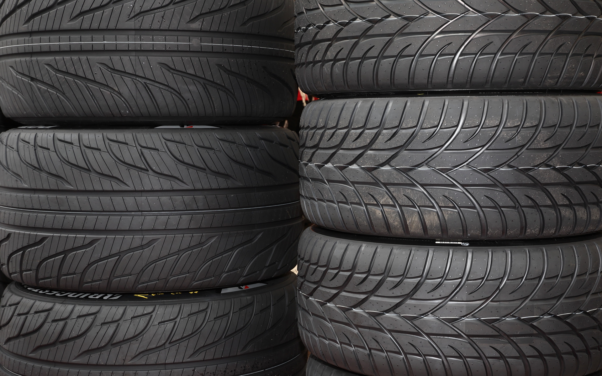 左が幅280以上で使われている高剛性ウエットタイヤパターン、右が280未満で使われている高排水性ウエットタイヤパターン。いずれもコンパウンドは同一。配合は内緒とのことだ