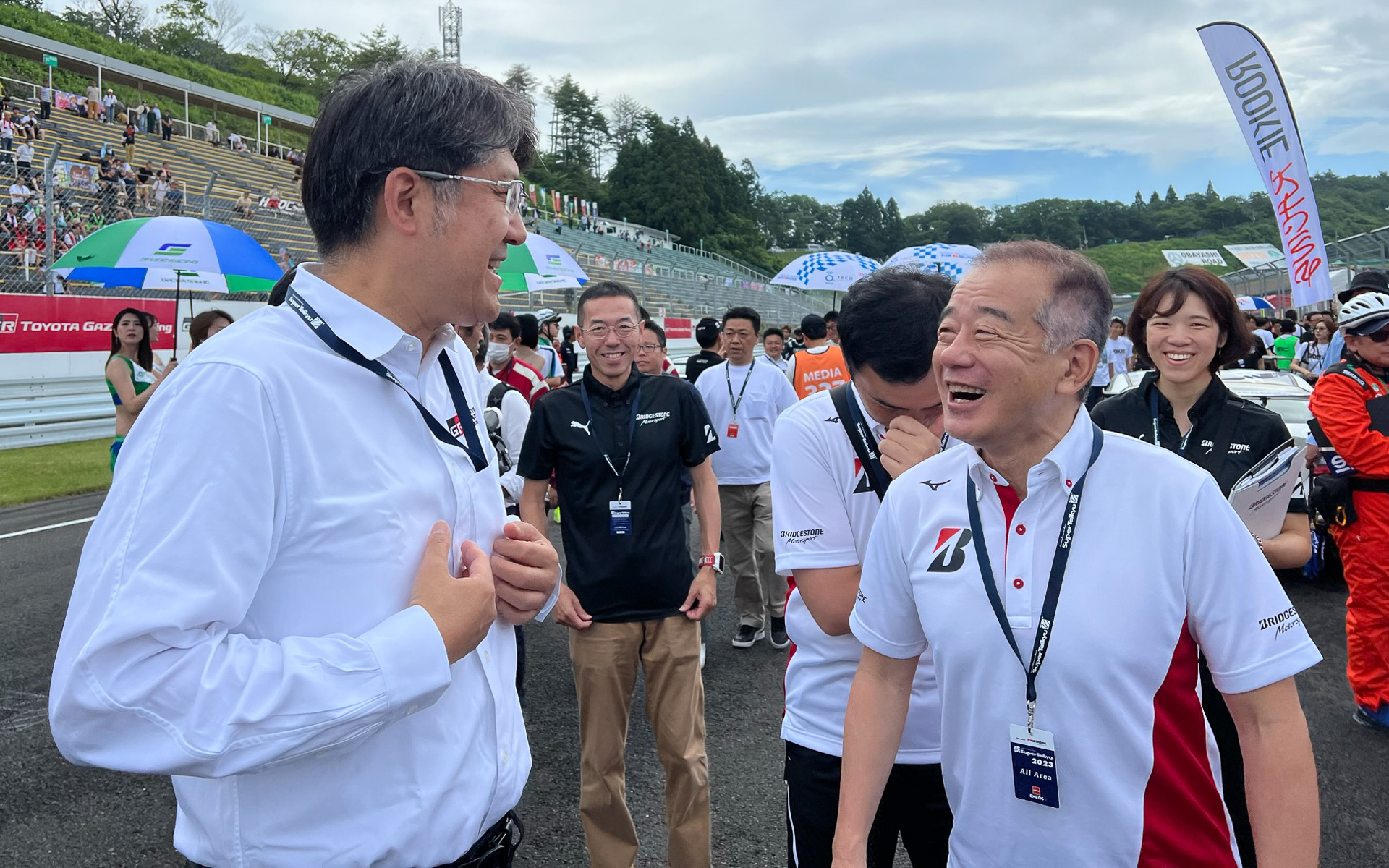 WEC第5戦モンツァと同時に行なわれていたスーパー耐久第3戦SUGOのスタートグリッドでブリヂストンの人たちと談笑するトヨタ自動車株式会社 代表取締役社長 佐藤恒治氏（左）