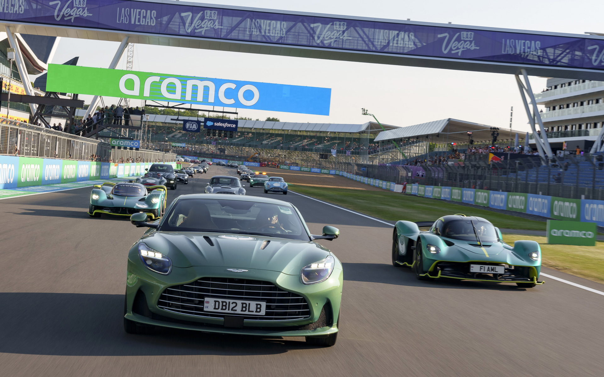 イギリスのシルバーストーン・サーキットで行なわれたパレードランの様子