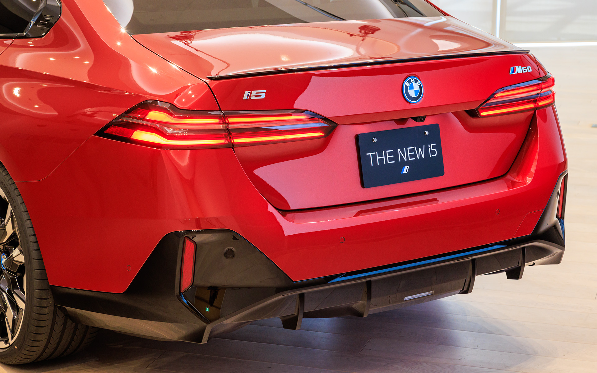 直線基調のリアエンド。トランク端には小さなスポイラーを装着