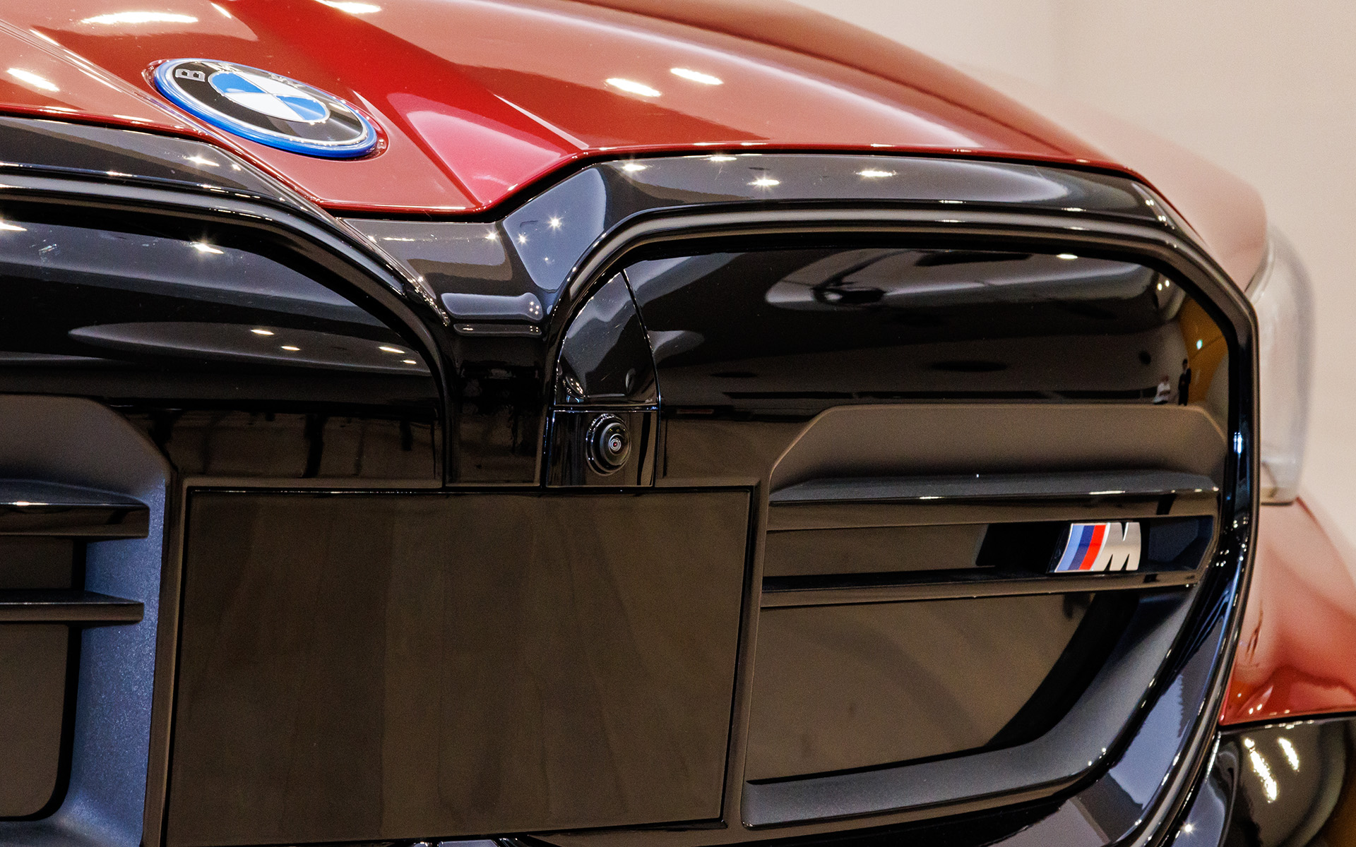 ボディの前後と左右サイドミラーにカメラを装着。後退時に周囲を確認できるだけでなく車両全周をカバーするドライブレコーダーとしても利用される