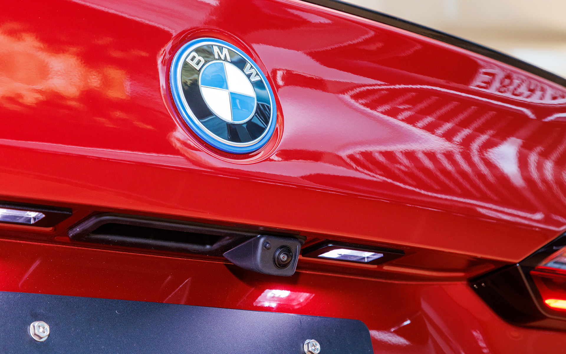 ボディの前後と左右サイドミラーにカメラを装着。後退時に周囲を確認できるだけでなく車両全周をカバーするドライブレコーダーとしても利用される