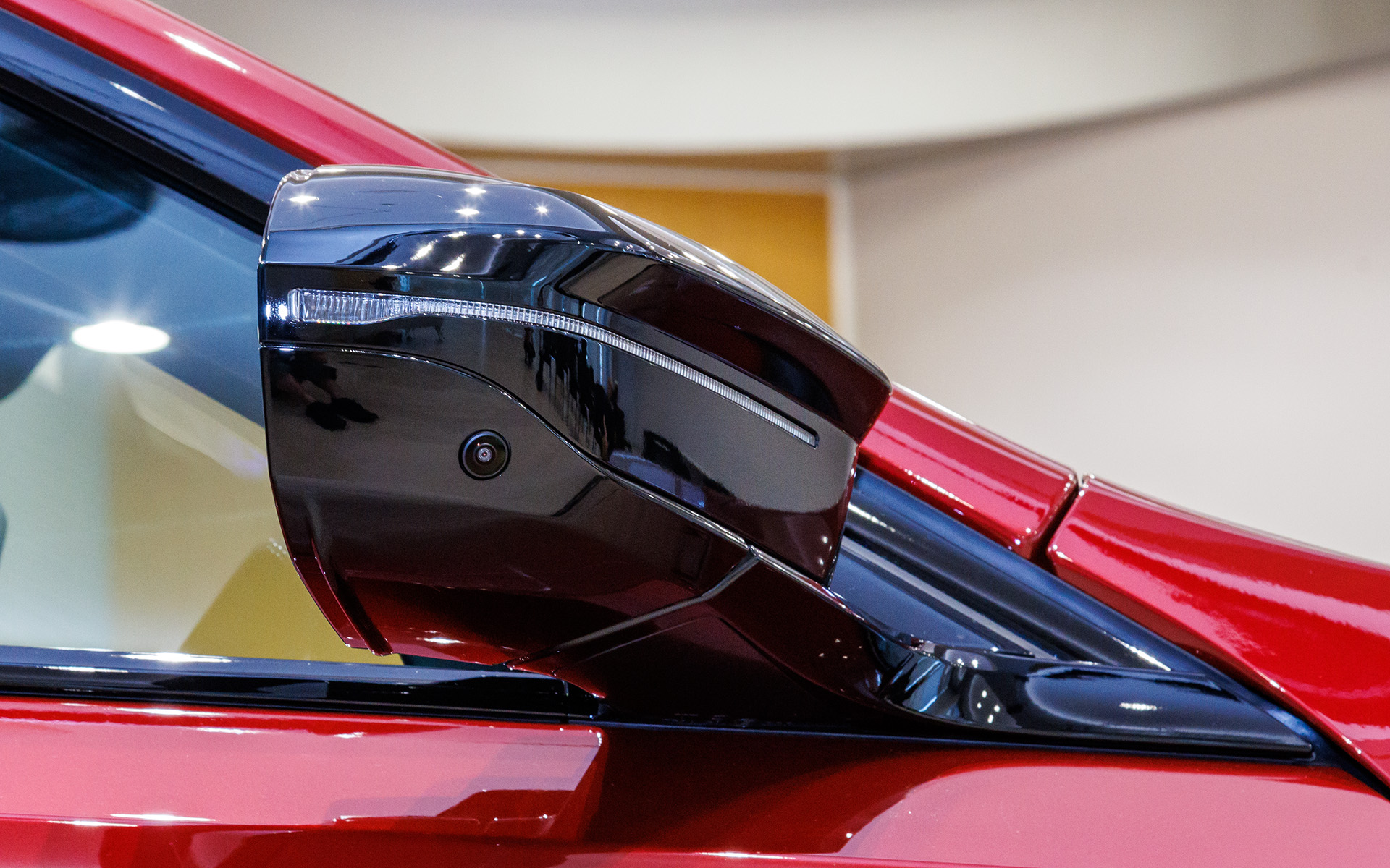 ボディの前後と左右サイドミラーにカメラを装着。後退時に周囲を確認できるだけでなく車両全周をカバーするドライブレコーダーとしても利用される