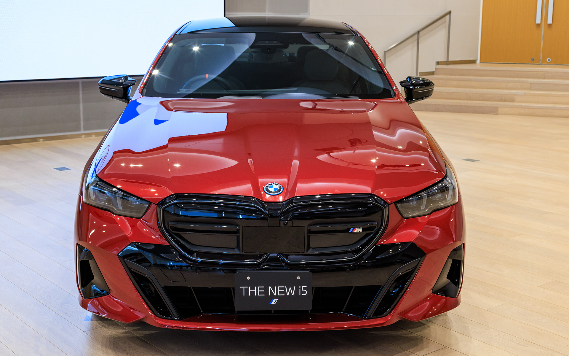 ブラックアウトされたグリルまわり