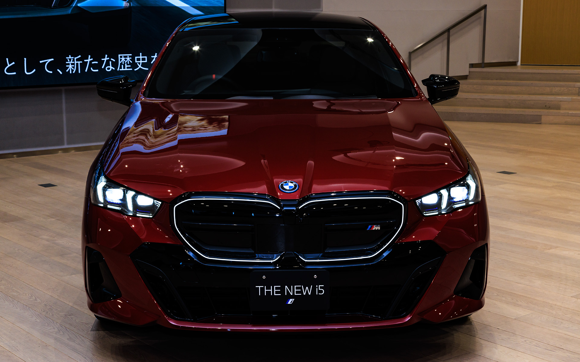 ライト点灯時にキドニーグリル周囲が光る「BMWアイコニック・グロー」を装備