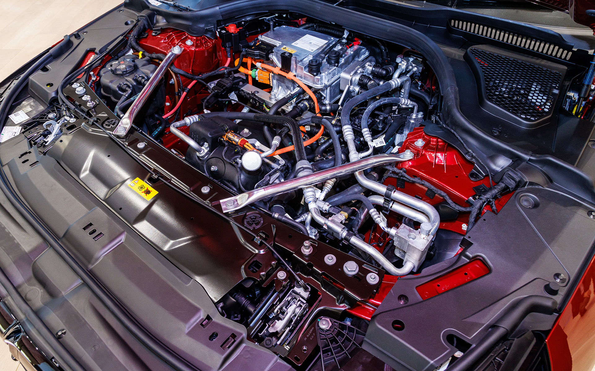 カバー下にはコントロールユニットなどが納められている