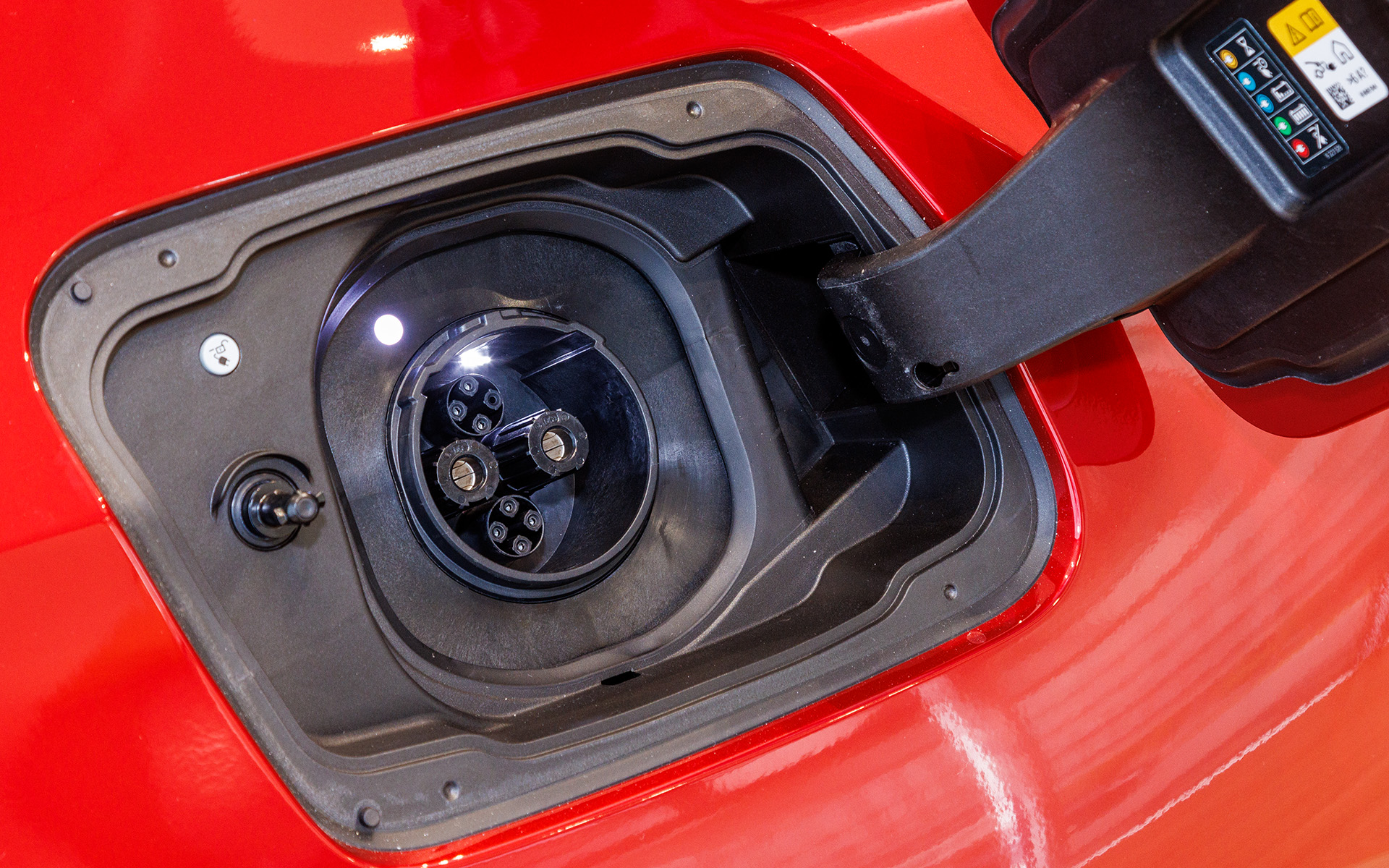 右リアフェンダーに急速充電（CHAdeMO）のポートがある