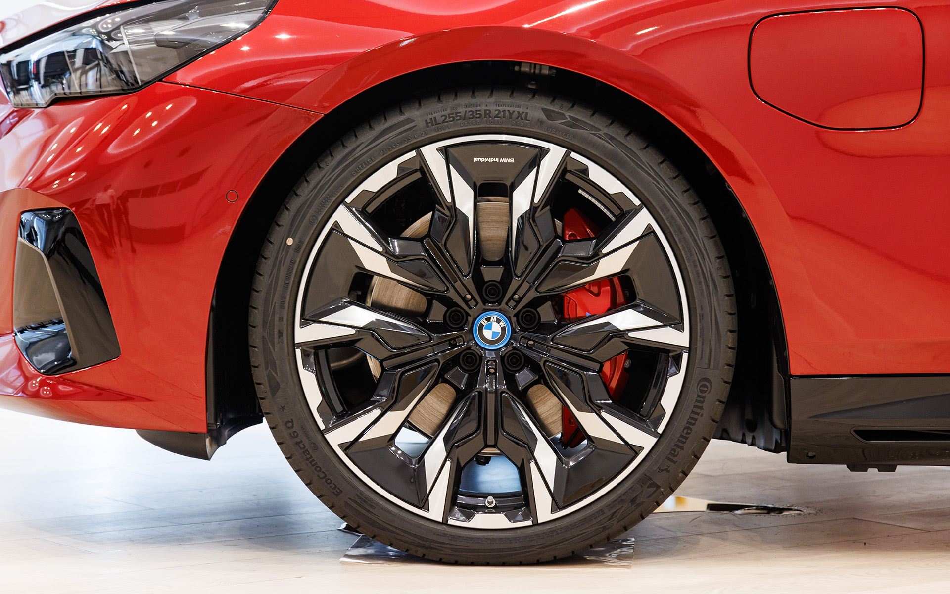 タイヤはコンチネンタル「エコ・コンタクト 6 Q」。フロントのサイズは255/35R21