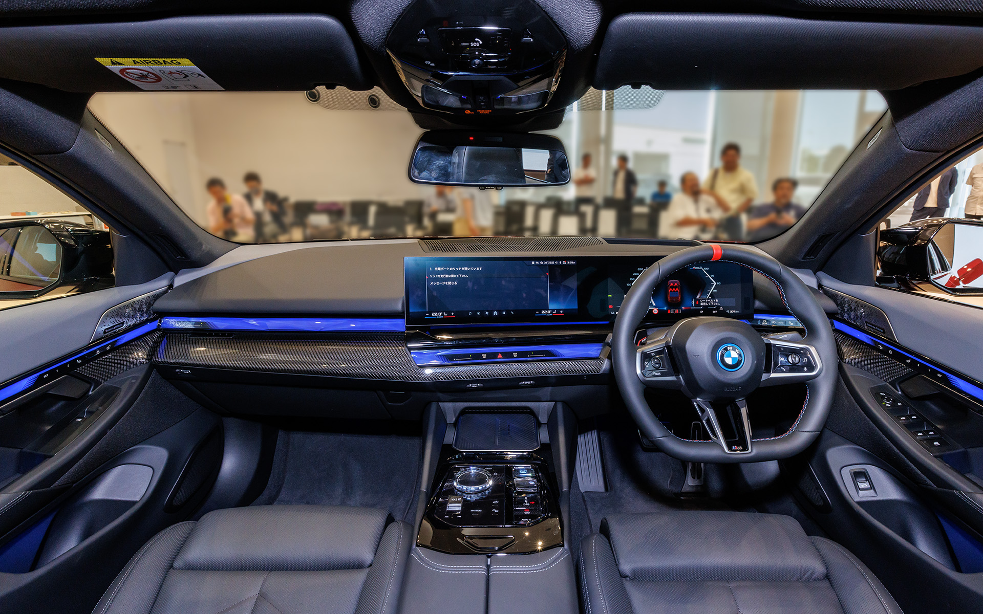 内装は黒を基調に、随所にBMWインタラクション・バーを配置。ダッシュボードなどの表皮は植物を主原料とした持続可能な素材で、上質なレザーと同等の柔らかさと風合い、耐久性を実現したビーガン・インテリア仕様となる