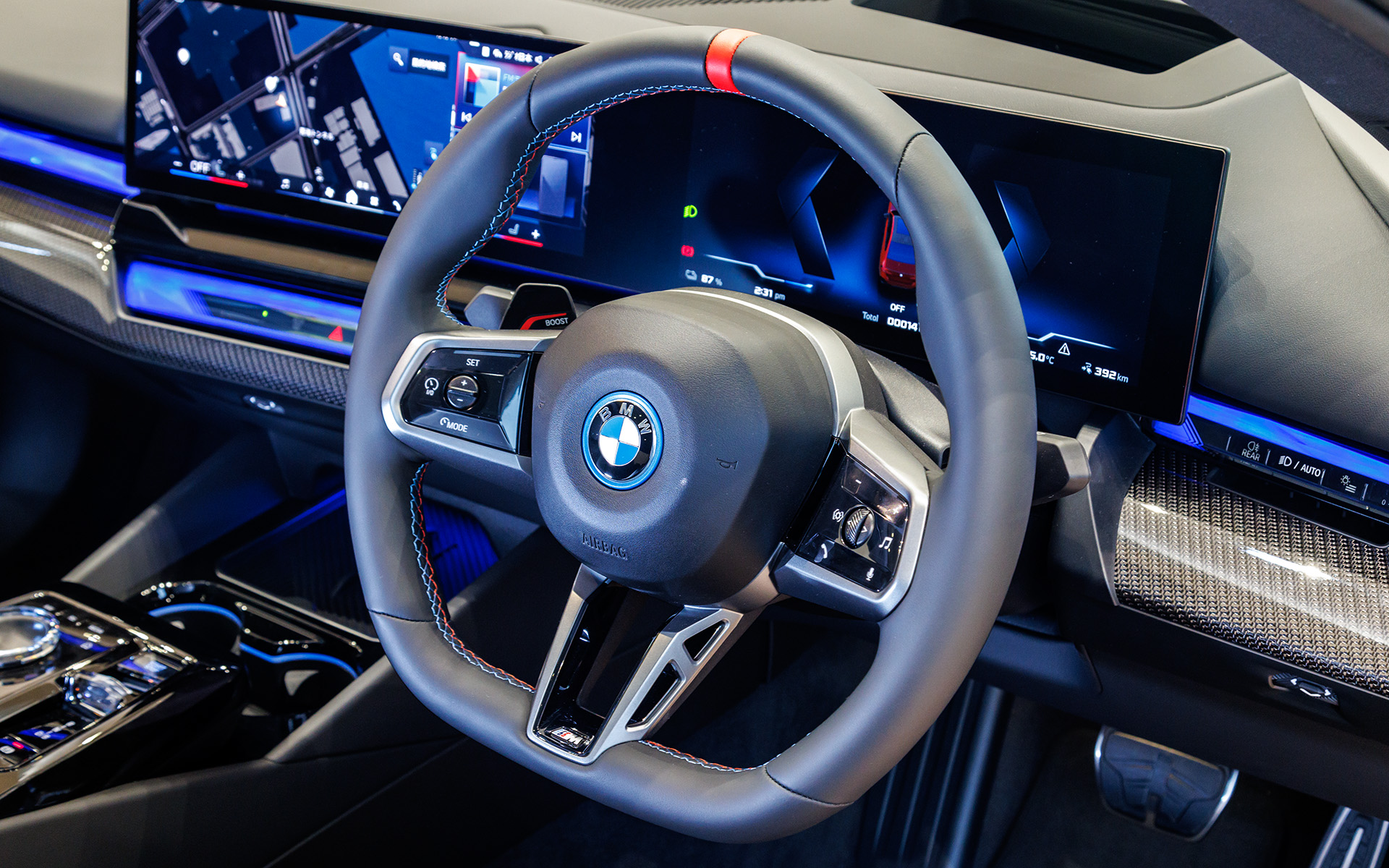 トリコロールのステッチが入ったステアリング。形状は先代モデルから見直され下部を直線としたDシェイプになった