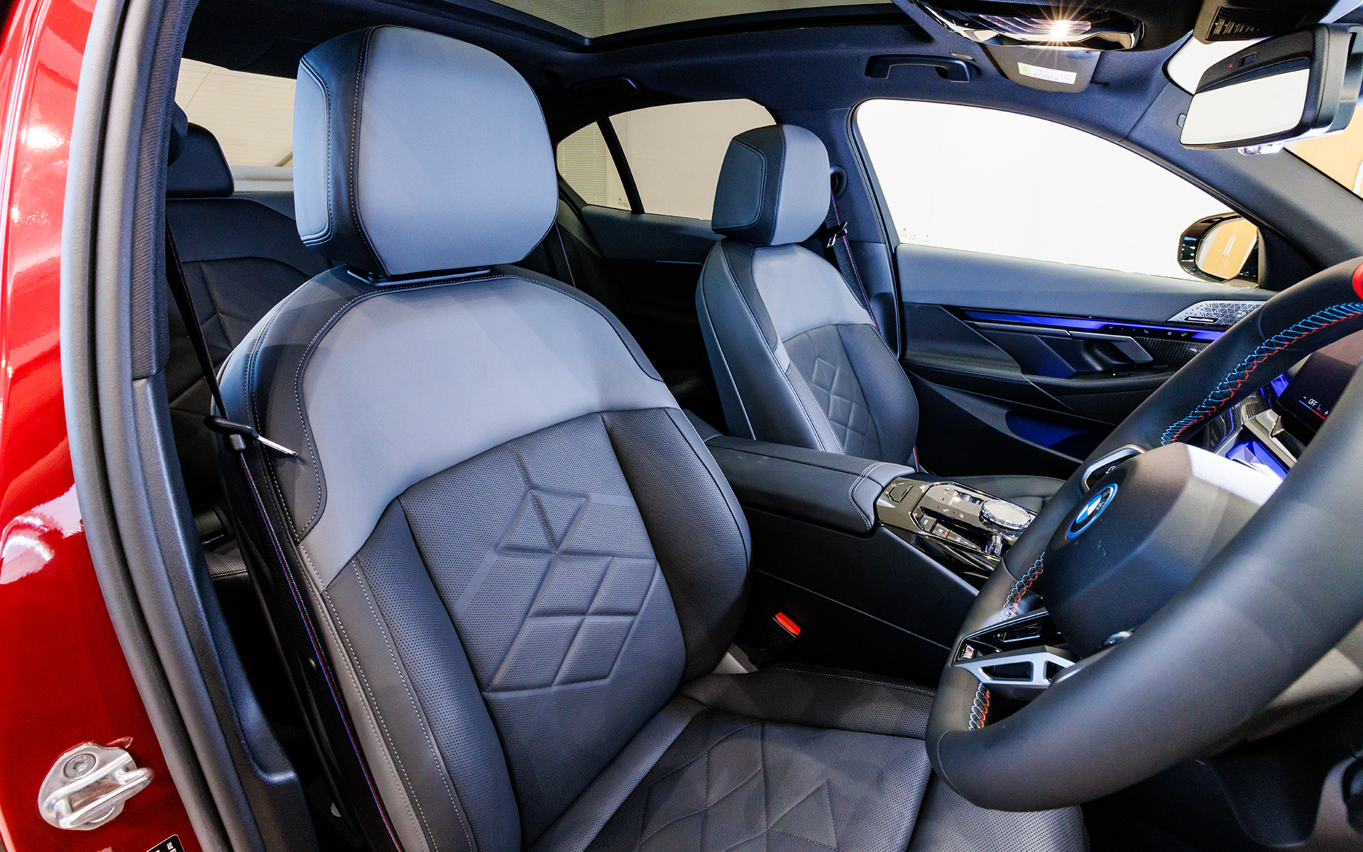 フロントシートはスポーティなデザイン