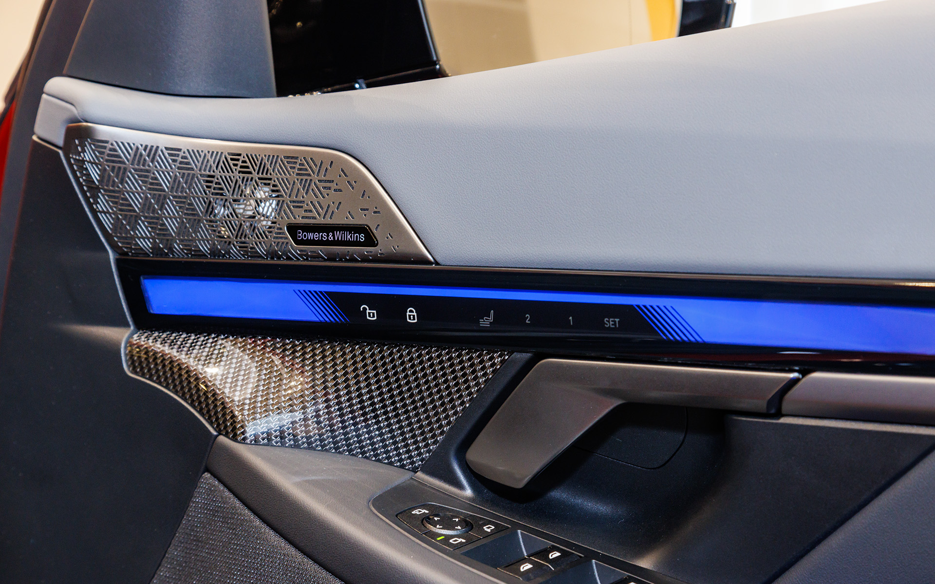 シートメモリーやドアロックスイッチも静電タッチ式になる